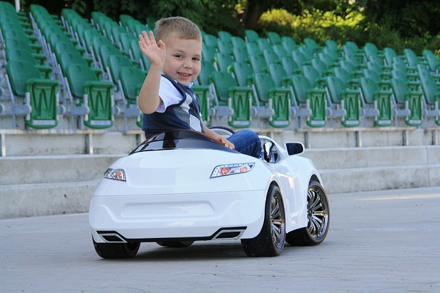 dětské auto a chlapec