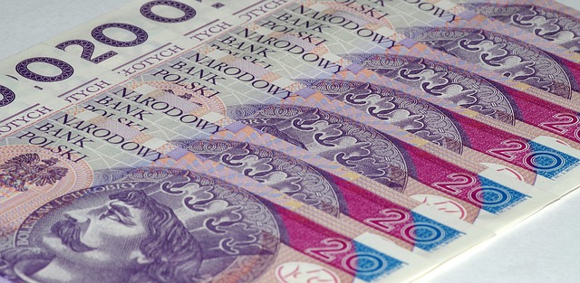 polské bankovky v řadě za sebou