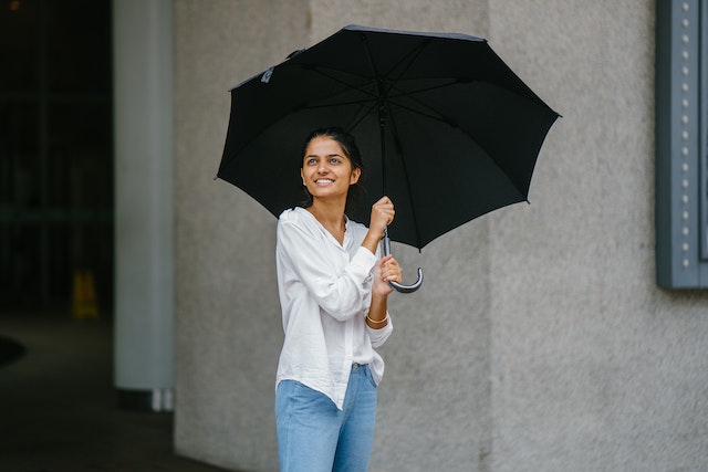 dívka s deštníkem